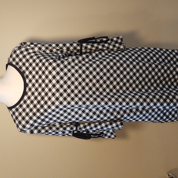 Isaac Mizrahi Dresses & Skirts - Isaac Mizrahi Women's Black and White Shift Dress with Slit Sleeves